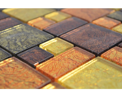 Närbild av glasmosaikplattor