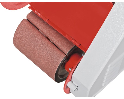 Detaljvy av en bandslipmaskin med slipband