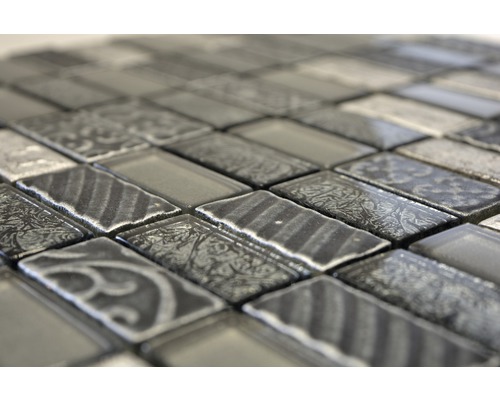 Mosaikplattor av glas och sten