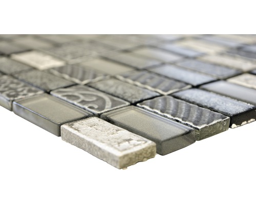 Mosaikplatta med rektangulära stenar av glas och natursten