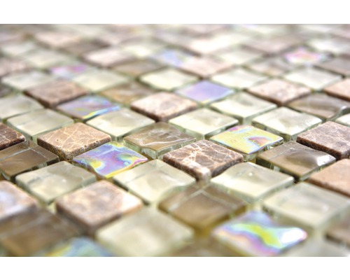 Närbild av mosaikplattor med marmor- och glaseffekt