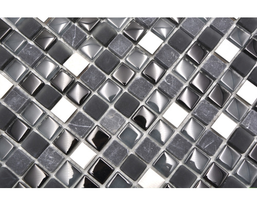 Mosaikplattor av glas och natursten