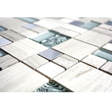 Närbild av mosaikplattor av sten, glas och metall