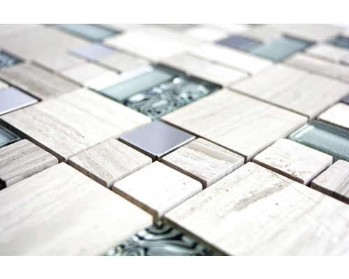 Närbild av mosaikplattor av sten, glas och metall