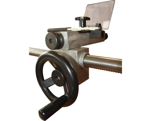 Detaljvy av en metallanordning med handratt och skyddsskärm