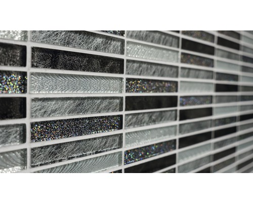 Närbild av en mosaikplatta med glasytor i svart och grått