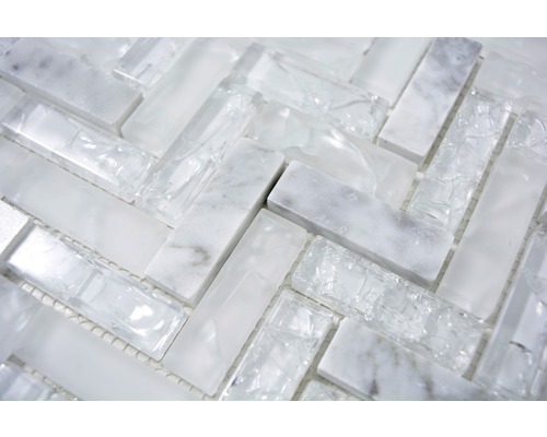 Mosaikplatta av glas och marmor i fiskbensmönster