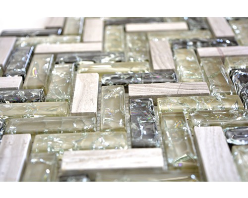 Mosaikplattor av glas och natursten i fiskbensmönster