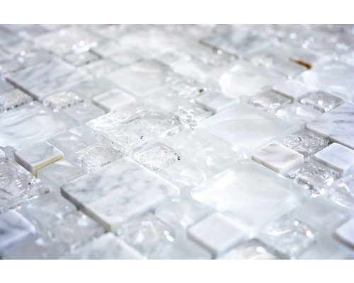 Mosaikplatta av glas och marmor