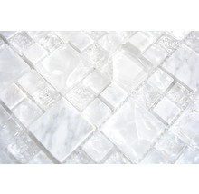 Mosaikplattor av glas och marmor