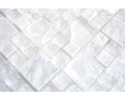 Mosaikplattor av glas och marmor