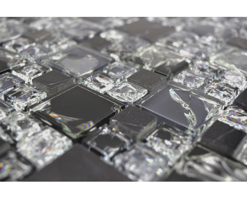 Närbild av glasmosaikplattor med fyrkantiga former