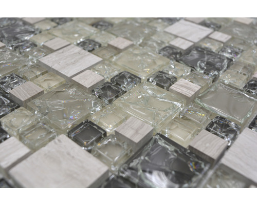 Närbild av mosaikplattor av glas och sten