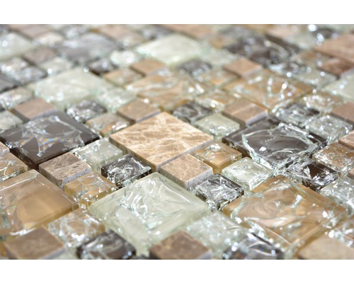 Närbild av mosaikplattor i glas och sten