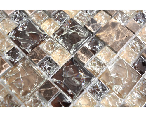 Mosaikplattor av glas och marmor