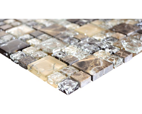 Mosaikplattor av glas och marmor