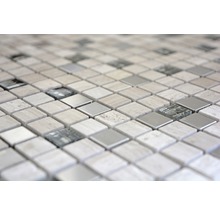 Närbild av fyrkantiga mosaikplattor av marmor, metall och glas