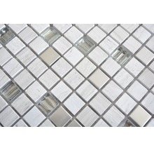 Närbild av fyrkantiga mosaikplattor av marmor och glas