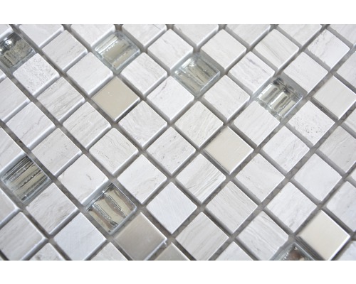 Närbild av fyrkantiga mosaikplattor av marmor och glas