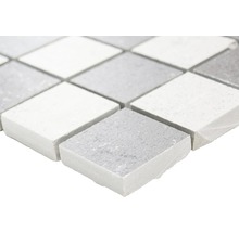Detaljbild av en mosaikplatta av natursten i kvadratisk form