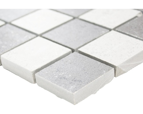 Detaljbild av en mosaikplatta av natursten i kvadratisk form