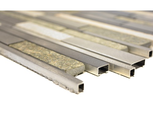 Mosaikplatta av sten och aluminium