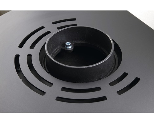 Detaljvy av ett röranslutning för en kamin med ventilationsöppningar