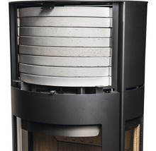 Detaljvy av en kamin med värmelagrande stenar