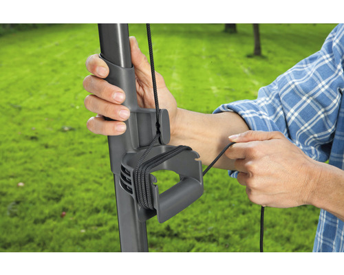 Man fäster rep vid parasollfot