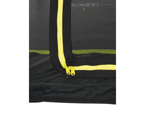 Närbild av ett trampolinnät med dragkedja