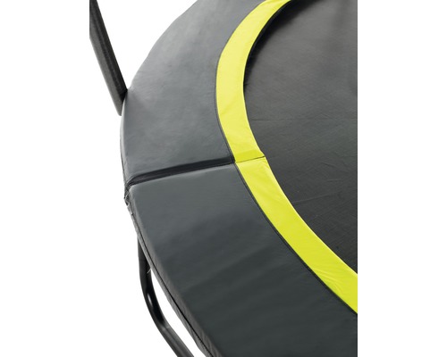 Detaljbild av en studsmatta med ramvaddering och hoppduk