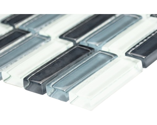 Glasmosaikplattor i ett randigt mönster