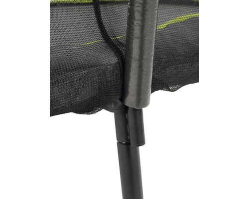Närbild av en trampolinstolpe med säkerhetsnät