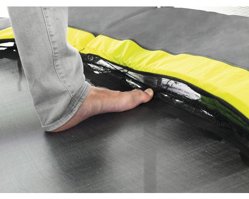 Närbild av en fot på en studsmatta med säkerhetsnät