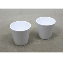 Två vita ytterkrukor