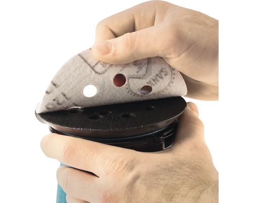 Slipskiva monteras på en excenterslipmaskin