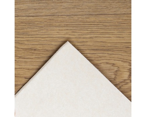 Keramisk platta på trägolv