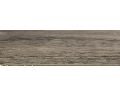 Närbild av en vinylgolvplatta med träutseende.