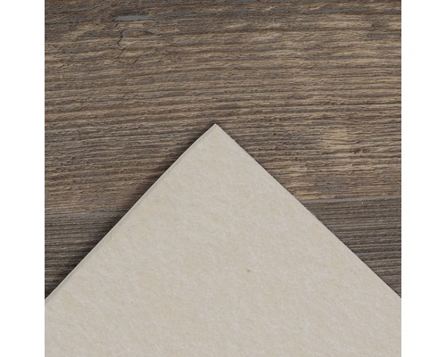 Beige golvplatta på träunderlag