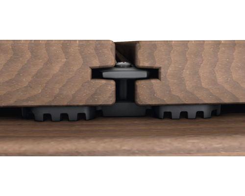 Närbild av en terrassbräda med fästklämma