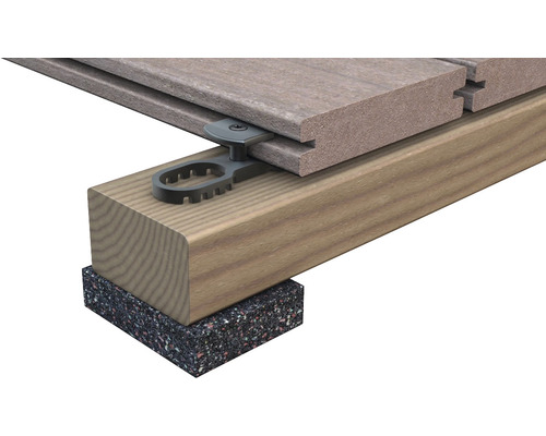 Trädäck med fästklämma, underkonstruktion och byggskyddsmatta