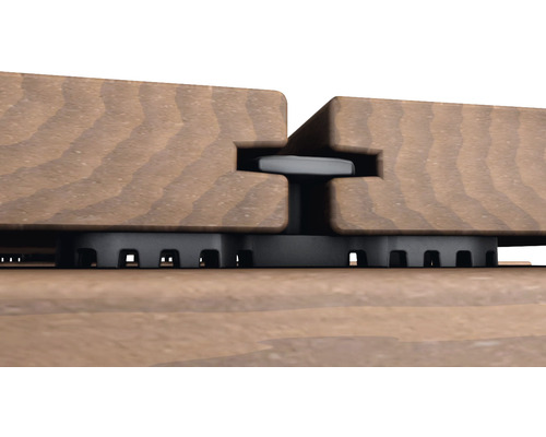 Trädäck med monteringsklämma för fastsättning