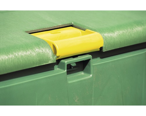 Detaljvy av en grön trädgårdskista med gult handtag