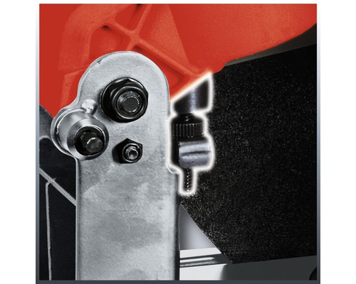 Detaljvy av en metallsåg med skruvar och justeringsanordningar.