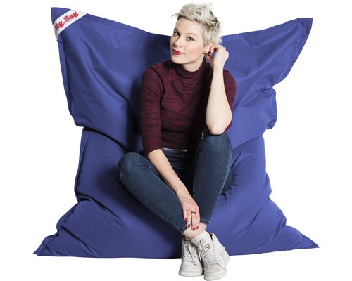 Kvinna sitter på en blå Big Bag sittsäck