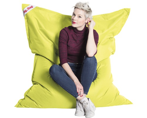 Kvinna sitter på en Big Bag sittsäck