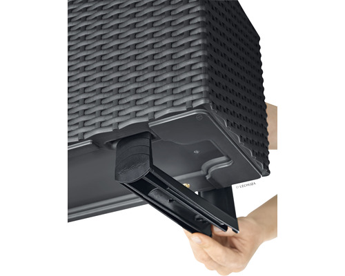 Närbild av en LECHUZA blomkruka med bevattningssystem