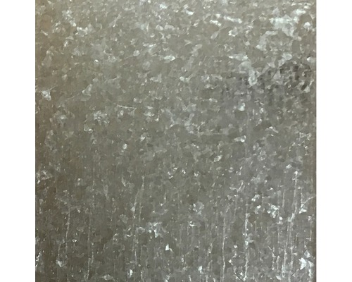 Närbild av en galvaniserad yta som visar metallens struktur.