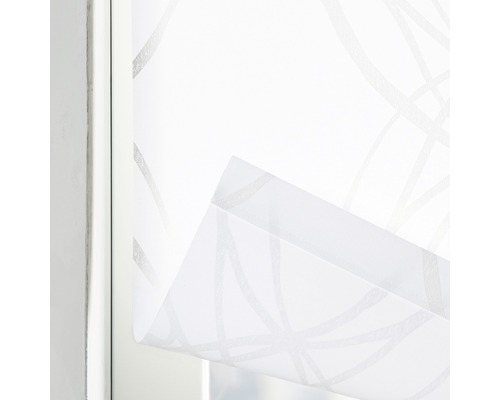 Rullgardin med mönster på fönstret