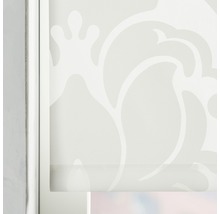 Rullgardin med blommönster på fönstret